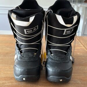 Men’s size 7 US Burton snowboard euro size 40